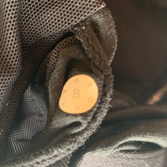 Lululemon tank size 8!🖤 - Picture 4 of 4